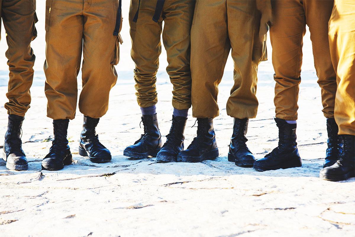 Israeli soldiers standing side by side