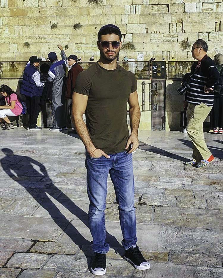 2017 Birthright Israel mifgash alumnus Ido Hayut standing in front of the Kotel