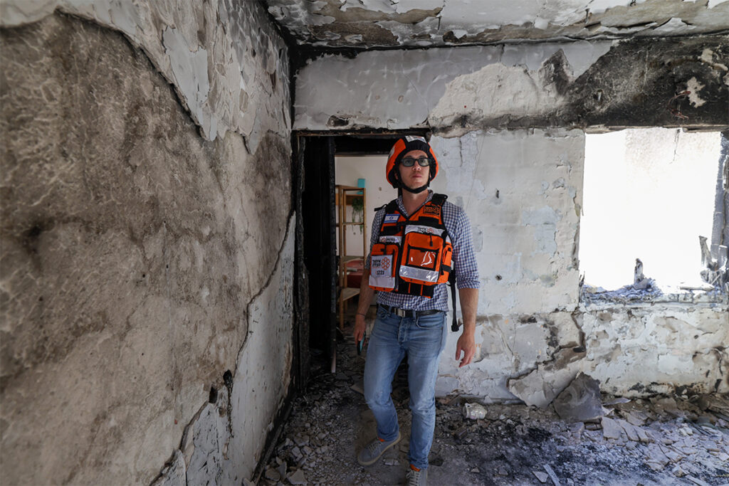 A solidarity mission participant visits a home from the October 7th massacre.